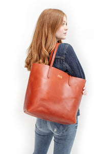 FOTO | The Highland Leather Tote - Cognac - a genuine leather tote in chestnut brown vegetable tanned leather can be personalized with gold foil initials, making it the perfect personalized gift.