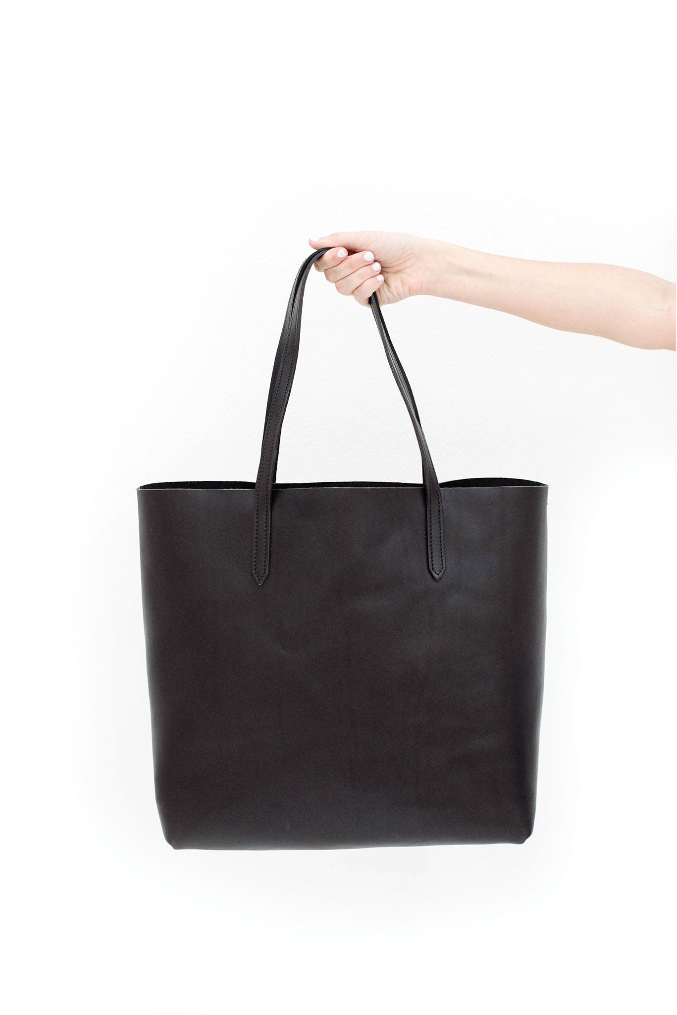 FOTO | The Highland Leather Tote - Black - a genuine leather tote in black vegetable tanned leather can be personalized with gold foil initials, making it the perfect personalized gift.