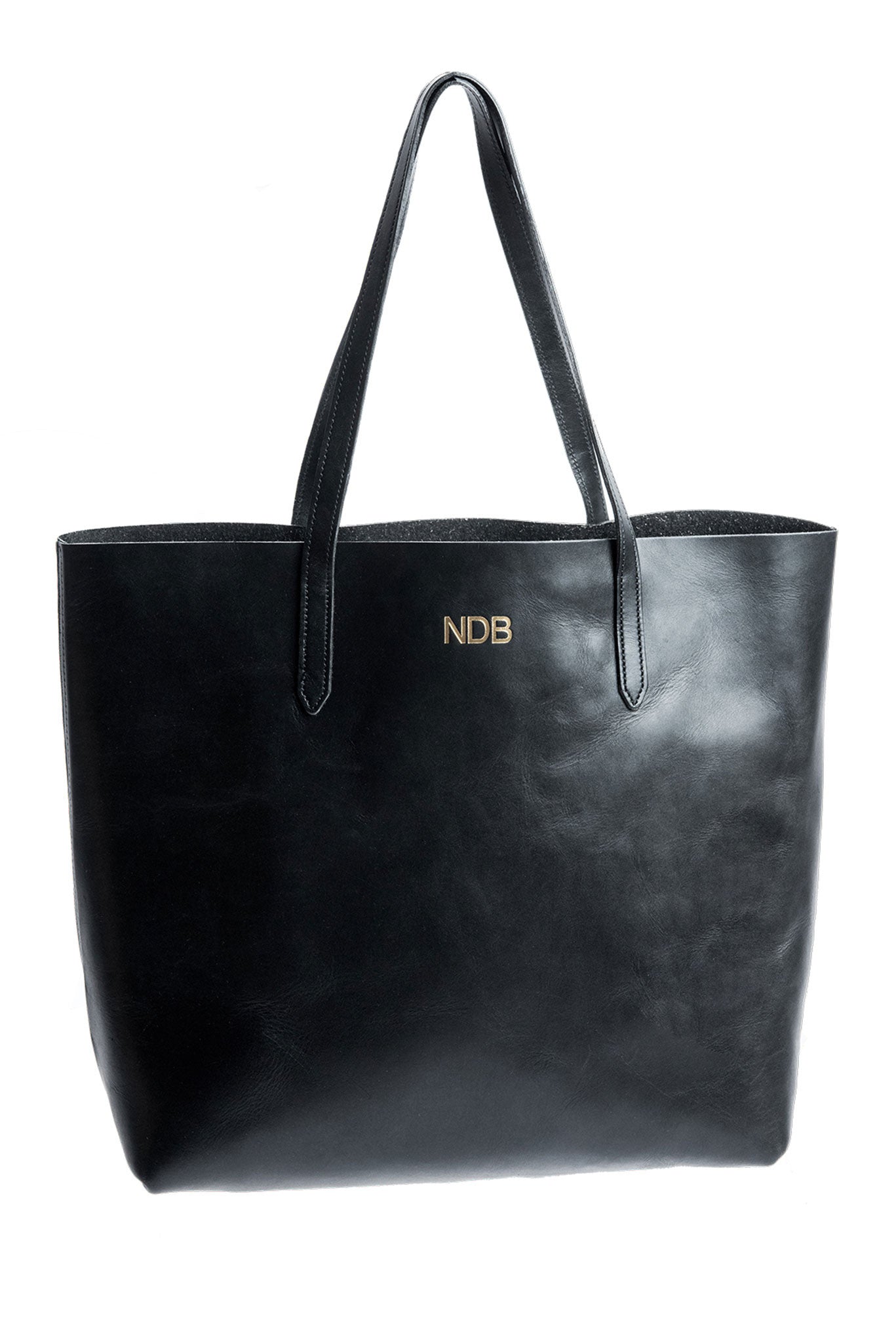 FOTO | The Highland Leather Tote - Black - a genuine leather tote in black vegetable tanned leather can be personalized with gold foil initials, making it the perfect personalized gift.