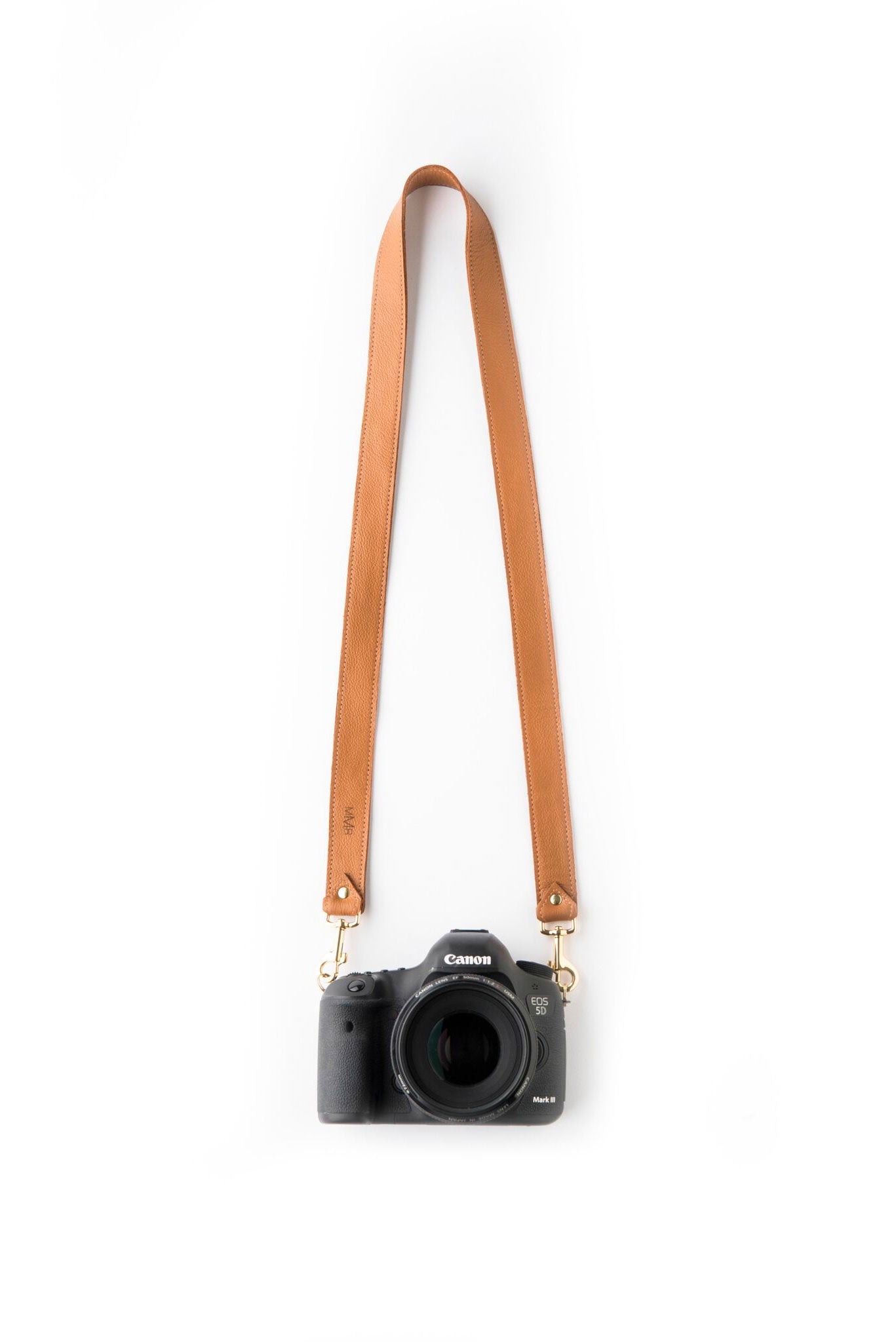 FOTO | The Designer in Saddle - a saddle brown genuine pebbled leather camera strap that can be personalized with a monogram or business logo, making this leather camera strap the perfect personalized gift.